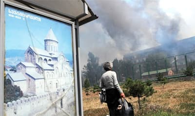 <p><font face="verdana,geneva" size="2">Abhazya lideri Sergey Bağap, G&uuml;rcistan ordusunu Kodori'den &ccedil;ıkarmak i&ccedil;in t&uuml;m olanaklarını seferber ettiklerini s&ouml;yledi.</font></p><p><font face="verdana,geneva" size="2">&Ouml;te yandan <font color="#cc0000">Rusya Başbakanı Vladimir Putin</font> de &ccedil;atışmayla ilgili gelişmeleri izlemek &uuml;zere, Olimpiyat Oyunları'nın a&ccedil;ılışına katıldığı Pekin'den ayrılarak Kuzey Osetya'nın başkenti Vladikavkaz'a geldi.<br /><br />G&uuml;rcistan Parlamentosu, 15 g&uuml;nl&uuml;k savaş hali ilan edilmesini onayladı. G&uuml;ney Osetya'nın başkenti Tsinvali'deki belirsizlik de s&uuml;r&uuml;yor. <font size="2">Rus ordusu G&uuml;rcistan ordusunun kentten p&uuml;sk&uuml;rt&uuml;ld&uuml;ğ&uuml;n&uuml; ileri s&uuml;r&uuml;yor. <br /><br />Tiflis y&ouml;netimi ise başkent dahil G&uuml;ney Osetya'nın b&uuml;y&uuml;k b&ouml;l&uuml;m&uuml;nde kontrol&uuml; elinde tuttuğunu a&ccedil;ıkladı.</font></font></p>