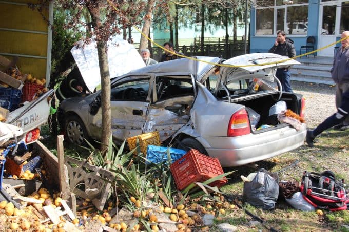 Kontrolden çıkan otomobil, park halindeki araca çarptı