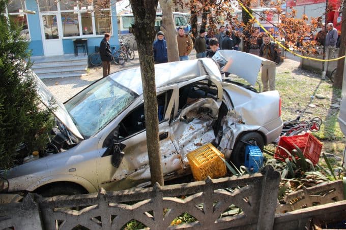 Kontrolden çıkan otomobil, park halindeki araca çarptı