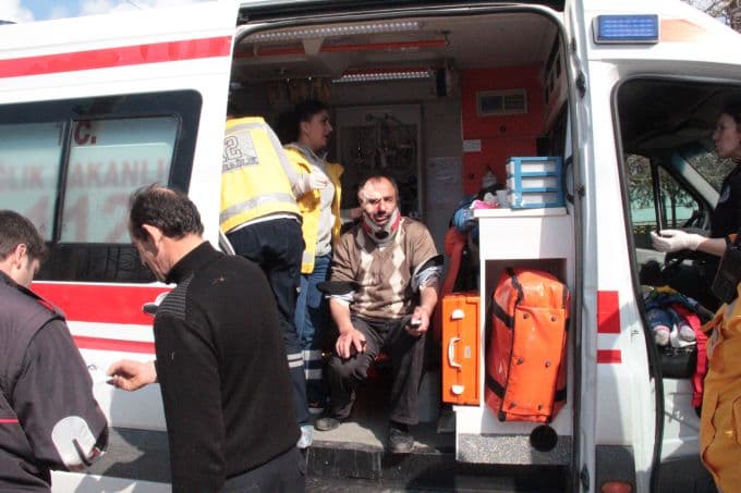 Kontrolden çıkan otomobil, park halindeki araca çarptı