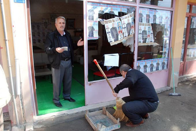 Muhtar adayının seçim ofisine taşlı saldırı iddiası