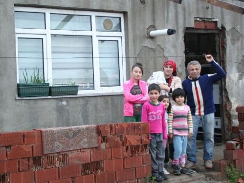 Taksitleri ödeyemeyince 6 çocukla ortada kaldı
