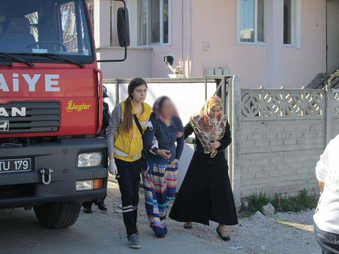 8 aylık hamile kadın ve küçük kızı son anda kurtarıldı