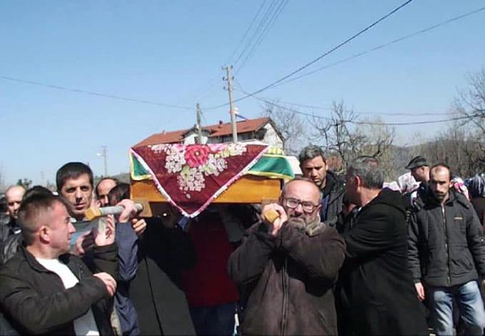 Kontrolden çıkan otomobil, park halindeki araca çarptı