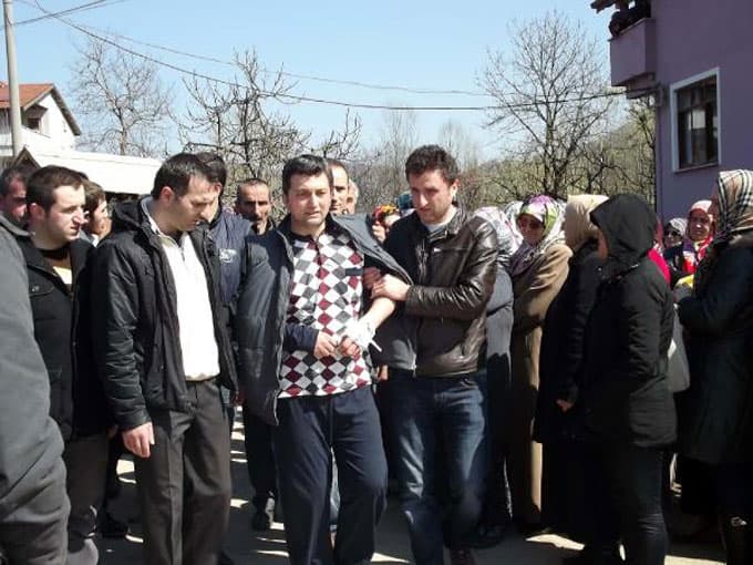 Kontrolden çıkan otomobil, park halindeki araca çarptı