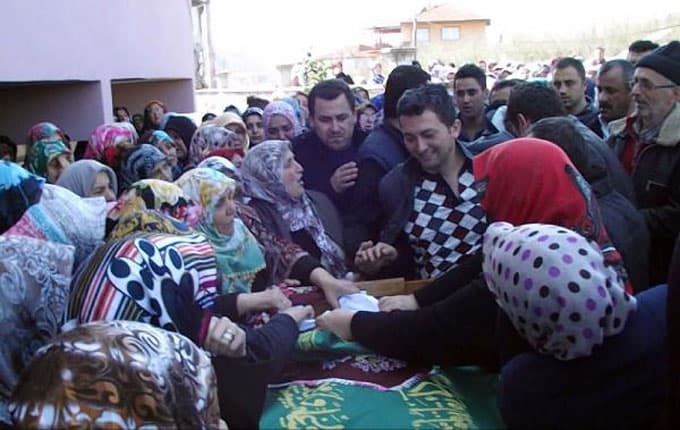 Kontrolden çıkan otomobil, park halindeki araca çarptı