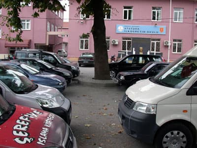 <p><font face="verdana,geneva" size="2">Okul bah&ccedil;esini go-kart pisti olarak kiraya veren Dr.Nuri Bayar İlk&ouml;ğretim Okulu Okul aile Birliği Başkanı Nursev Aydemir, uygulamanın okul i&ccedil;in &ccedil;ok ciddi bir gelir kaynağı olduğunu belirtti. Yaz ayında kiralamadan 9 bin YTL gelir elde ettiklerini dile getiren Aydemir şunları kaydetti: <font color="#cc0000">&quot;Bakanlığın onayı ile Milli Eğitim M&uuml;d&uuml;rl&uuml;ğ&uuml; okul aile birliklerine okul bah&ccedil;elerini kiralama onayı verdi. Bu okulları rahatlattı. Yeni d&ouml;nem i&ccedil;in gerekli tadilat gibi işyerinin bir kısmı buradan elde edilen gelirle yapılıyor. Okullar i&ccedil;in ciddi bir gelir kaynağı oldu. Ayrıca elde ettiğimiz gelirin y&uuml;zde 30'luk kısmını Milli Eğitim M&uuml;d&uuml;rl&uuml;ğ&uuml;'ne veriyoruz.&quot; </font></font></p>