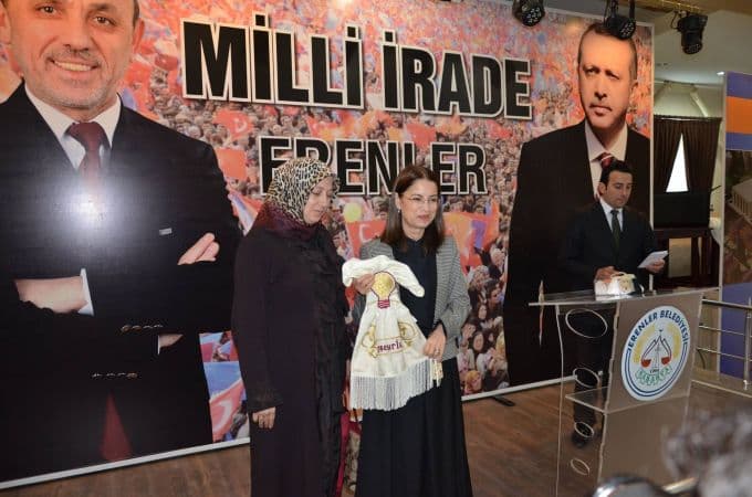 Bakan İslam'a kendi yaptığı hediyeyi verdi