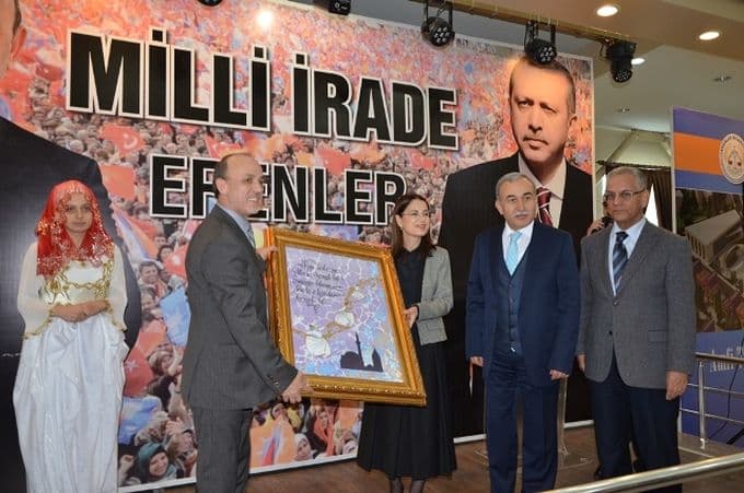 Bakan İslam'a kendi yaptığı hediyeyi verdi