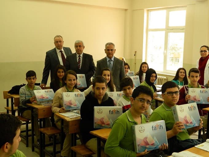 Erenler Anadolu Lisesi öğrencilerine tablet dağıtıldı