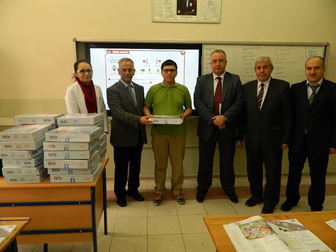 Erenler Anadolu Lisesi öğrencilerine tablet dağıtıldı