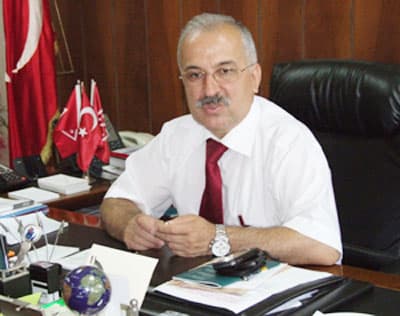 <font face="verdana,geneva" size="2">Eğitimle ilgili &ccedil;eşitli konuların g&ouml;r&uuml;ş&uuml;ld&uuml;ğ&uuml; toplantıda İl Milli Eğitim M&uuml;d&uuml;r&uuml; Murat Yazıcı, okullarda yoğun olarak devam eden &ouml;ğrenci kayıtlarında velilerden bağış alınmaması konusunda okul y&ouml;neticilerini uyardı. <font color="#cc0000">&Ouml;ğrenci kayıtlarında Adrese Dayalı N&uuml;fus Kayıt Sistemi'nin mutlaka uygulanması gerektiğini belirten Yazıcı, kayıt işlemleri sırasında velilerin istekleri dışında bağış yapmaya zorlanamayacağına dikkat &ccedil;ekti. </font>Okul y&ouml;netimlerinin model okul oluşturma y&ouml;n&uuml;nde &ccedil;alışmalar yapması gerektiğini savunan Yazıcı, başarılı okul sayılarının arttırılmasının merkezdeki okullara talebi azaltacağını s&ouml;yledi. <br /><br /></font>