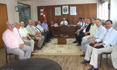 <font face="verdana,geneva" size="2">Okullardaki faaliyetlerin ve başarıların velilerle paylaşılmasının okullara olan ilgiyi arttıracağını vurgulayan Yazıcı, velilerin her t&uuml;rl&uuml; problemleriyle okul y&ouml;neticilerinin yakından ilgilenmesini ve &ccedil;&ouml;z&uuml;mler bulmasını istedi. <font color="#cc0000">Velilerin kayıt dahil her konudaki şikayetlerinin mutlaka değerlendirildiğini de s&ouml;yleyen Murat Yazıcı, haksız uygulamalarla ilgili yasa h&uuml;k&uuml;mlerinin uygulanacağını ve gerekli işlemlerin yapılacağını kaydetti.</font> <br /><br />Okullarda daha iyi imkanlarla eğitim verilmesi y&ouml;n&uuml;nde velilerin g&ouml;n&uuml;ll&uuml;k esasına dayalı olarak bağış yapmasının eğitim kalitesini arttıracağını belirten Yazıcı, bu t&uuml;r g&ouml;n&uuml;ll&uuml; bağışların kayıt d&ouml;nemine bağlı kalmaksızın eğitim yılı i&ccedil;inde her zaman yapılmasının okullara katkı sağlayacağını kaydetti.</font>
