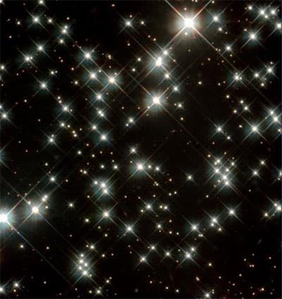 <p><font face="verdana,geneva" size="2"><strong>Bu gece dilek tutun</strong></font></p><p><font face="verdana,geneva" size="2">Bilim adamları, g&ouml;ktaşlarından &ouml;zellikle bir asteroid (k&uuml;&ccedil;&uuml;k gezegen) ya da bir kuyruklu yıldız ile ilişkili olanların y&ouml;r&uuml;ngelerini, b&uuml;y&uuml;kl&uuml;klerini ve atmosfere giriş hızlarını &ccedil;ok iyi hesapladıklarından, bu g&ouml;ktaşları bulundukları b&ouml;lgeden her yıl ge&ccedil;iyor.</font></p><p><font face="verdana,geneva" size="2">Bu nedenle her yıl aynı zamanlarda bir kuyruklu yıldız ya da k&uuml;&ccedil;&uuml;k gezegen kalıntısından kaynaklanan bir g&ouml;ktaşı yağmuru izlenebiliyor. D&uuml;nyanın y&ouml;r&uuml;ngesinin kalıntı olan bir b&ouml;lgesinden her ge&ccedil;işinde buradaki kalıntı daha da azalıyor ve b&uuml;y&uuml;k g&ouml;ktaşlarının sayısı iyice d&uuml;ş&uuml;yor.</font></p><p><font face="verdana,geneva" size="2" color="#cc0000">Bu gece ger&ccedil;ekleşecek g&ouml;ktaşı yağmurunda da D&uuml;nya'nın atmosferine b&uuml;y&uuml;k bir g&ouml;ktaşının &ccedil;arpması beklenmiyor.</font></p><p><font face="verdana,geneva" size="2"><br />Yıldız kaymasında, &ccedil;ok k&uuml;&ccedil;&uuml;k &ccedil;akıl taşları b&uuml;y&uuml;kl&uuml;ğ&uuml;ndeki g&ouml;ktaşları, atmosfere girip yandıklarında bıraktıkları izler olarak g&ouml;r&uuml;l&uuml;yor. Bu izleri izlemek ve her izden sonra belki de bir dilek tutmak bir yaz gecesinin keyfini de katlıyor.</font></p><p><font face="verdana,geneva" size="2"><strong>Rasathaneden ş&ouml;lene davet var</strong></font></p><p><font face="verdana,geneva" size="2" color="#cc0000">A&Uuml; Ahlatlıbel Rasathanesi, Perseid meteor yağmuru g&ouml;zlemi i&ccedil;in bug&uuml;nbir etkinlik d&uuml;zenliyor.</font></p><p><font face="verdana,geneva" size="2">T&Uuml;BİTAK'ın desteğiyle d&uuml;zenlenen ve katılımın &uuml;cretsiz olduğu etkinlikte, teleskoplarla ve &ccedil;ıplak g&ouml;zle g&ouml;ky&uuml;z&uuml; g&ouml;zlemleri ve konu hakkında sunular yer alıyor. &Ccedil;ıplak g&ouml;zle her yerden izlenebilecek bu g&ouml;k olayını Rasathane'den izleyecekler, şehir ışıklarından uzakta daha fazla sayıda akan yıldız g&ouml;rmek, uzman astronomlarla g&ouml;k bilim konularında sohbet etmek ve g&ouml;ky&uuml;z&uuml;ne bir de teleskoplarla bakmak ayrıcalığına sahip olacaklar.</font></p><p><font face="verdana,geneva" size="2" color="#cc0000">Havanın a&ccedil;ık ya da kapalı olmasına g&ouml;re iki ayrı programın yapılacağı etkinlik, 19.00-02.00 saatleri arasında ger&ccedil;ekleştirilecek. Etkinlikle ilgili detaylı bilgiye </font><a href="http://rasathane.ankara.edu.tr/"><font face="verdana,geneva" size="2" color="#cc0000">http://rasathane.ankara.edu.tr</font></a><font face="verdana,geneva" size="2" color="#cc0000"> adresinden ulaşılabiliyor. <br /></font></p>