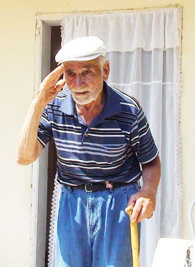 <p><font face="verdana,geneva" size="2"><strong>ASKERLİK ŞUBESİ'NDE YAŞLI ADAMI SOYUNDURARAK MUAYENE ETTİLER</strong> </font></p><p><font face="verdana,geneva" size="2"></font></p><p><font face="verdana,geneva" size="2">Yaşlı adamın oğlu Kadir G&uuml;ng&ouml;r ise babasının askerlik anılarını s&uuml;rekli kendilerine anlattığını s&ouml;yledi. Askerlik şubesinde babasının soyundurularak muayene edildiğini vurgulayan G&uuml;ng&ouml;r, bu durumun kendilerini &ccedil;ok &uuml;zd&uuml;ğ&uuml;n&uuml; kaydetti. G&uuml;ng&ouml;r, <font color="#cc0000">&quot;Babam askerliğini bize anlatıyordu, asker arkadaşlarından bahsederdi. Yetkilileri g&ouml;reve davet ediyorum. Her şey ortada, bu yaşta adam askere &ccedil;ağrılmaz.&quot;</font> diye konuştu.</font></p>