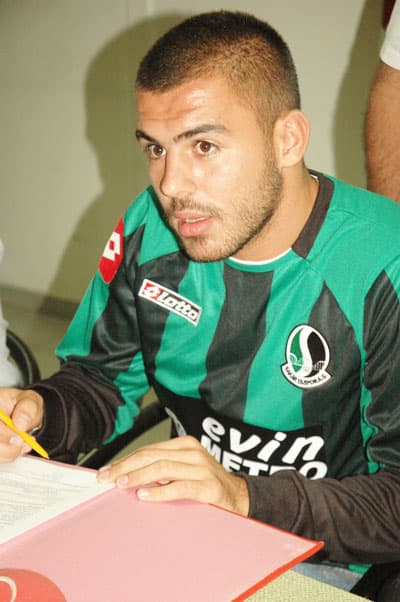 <p><font face="verdana,geneva" size="2">Sakaryaspor Kul&uuml;p Başkanı Recep Hacıey&uuml;poğlu ise &Ouml;zg&uuml;rcan &Ouml;zcan'ın &ccedil;ok fayda getireceğini ve &ccedil;ok ciddi performans g&ouml;stereceğini d&uuml;ş&uuml;nd&uuml;klerini belirtti. &Ouml;zg&uuml;rcan'ın şampiyonluk yolunda takıma &ouml;nemli katkılarının olacağını ifade eden Hacıey&uuml;poğlu, şunları s&ouml;yledi: <font color="#cc0000">&quot;Bir s&uuml;reden beri transfer etmeyi d&uuml;ş&uuml;nd&uuml;ğ&uuml;m&uuml;z &Ouml;zg&uuml;rcan'ı transfer ettik. Kendisi bize 1 yıllığına kiralık olarak dahil oluyor. Ge&ccedil;en sene ve bu senede takıma kiralık oyuncu almadık. Fakat Sakaryaspor'un &Ouml;zg&uuml;rcan gibi bir futbolcuya ihtiyacı olması sebebiyle kiralık s&ouml;zleşmesi imzaladık. Kendisine &ccedil;ok inanıyor ve g&uuml;veniyoruz. Sakaryaspor'a &ccedil;ok fayda getireceğine, kendisinin de Sakaryaspor'da ciddi bir performans sergileyeceğini d&uuml;ş&uuml;n&uuml;yoruz. O anlamda bu transferi ger&ccedil;ekleştirdik. Bu transferin ger&ccedil;ekleşmesinde bize &ccedil;ok yardımı olan başta Galatasaray Kul&uuml;p Başkanı Adnan Polat ile y&ouml;netim kurulu &uuml;yelerine teşekk&uuml;r ediyorum. &Ouml;zg&uuml;rcan'ın şampiyonluk yolunda bize &ouml;nemli katkıları olacak.&quot;</font></font></p>