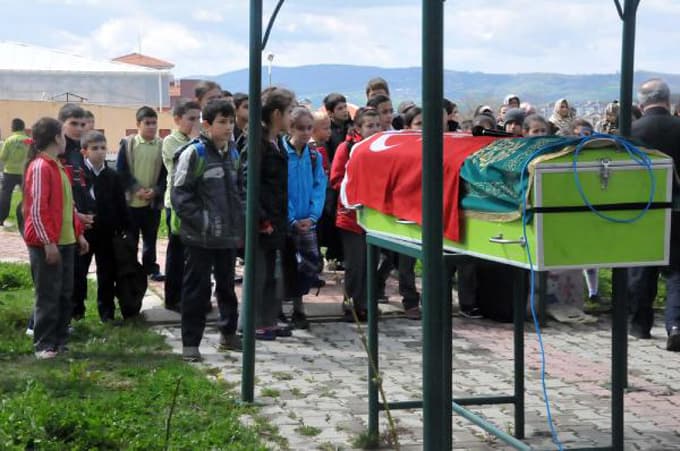 Tartıştığı eşini, sokak ortasında vurdu