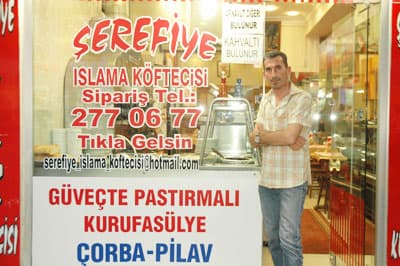 <font face="verdana,geneva" size="2">Meryem Kuaf&ouml;r'&uuml;n sahibi Meryem Ala da msn ile k&ouml;fte siparişini tercih edenlerden. G&uuml;n i&ccedil;inde &ccedil;ok yoğun olduğunu ifade eden kuaf&ouml;r Meryem Ala, <font color="#cc0000">&quot;Yaz aylarında işlerimiz yoğun. Bundan dolayı yemek siparişi i&ccedil;in telefon a&ccedil;ma fırsatı bulamıyoruz, msn ile &ccedil;ok daha hızlı ulaşıp k&ouml;fte siparişi verebiliyoruz. Bu hizmetten &ccedil;ok memnunuz&quot;</font> diye konuştu.</font>
