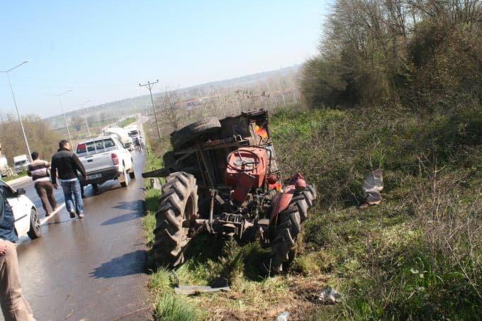 Beton mikseri traktöre çarptı: 2 yaralı!