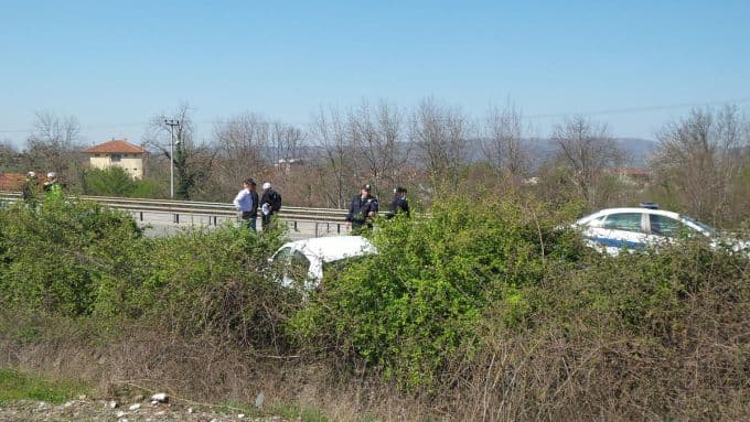 Kamyonla çarpışan otomobil, şarampole devrildi