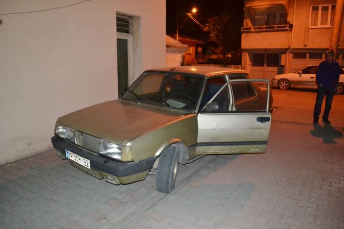 Çaldıkları otomobille kaçmak istediler ama...