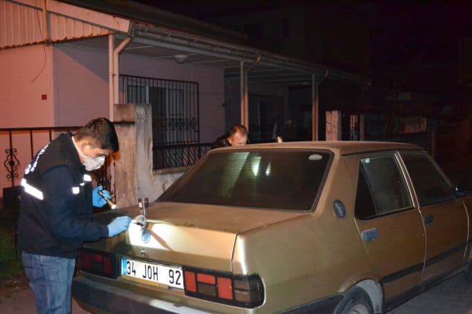 Çaldıkları otomobille kaçmak istediler ama...