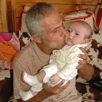 <font face="verdana,geneva" size="2">Sebahattin Civelek, olayı ş&ouml;yle anlattı: </font><font size="2"><font face="verdana,geneva"><font color="#cc0000">&quot;Tartışma sırasında eşim 3. kat balkonundan hen&uuml;z belirlenemeyen bir şekilde kafa &uuml;st&uuml;, bir kat aşağıdaki merdiven basamaklarına d&uuml;şt&uuml;. Koma halinde hastaneye kaldırılan eşimin 9 aylık bebeği sezaryenle alındı. D&uuml;şmeye bağlı olarak boyun kırılması nedeniyle fel&ccedil; olan eşim, değişik hastanelerde 83 g&uuml;n s&uuml;ren yaşam m&uuml;cadelesinin ardından 6 Ağustos'ta hastanede yer sırası beklerken evde &ouml;ld&uuml;. Şuuru yerinde olmadığı i&ccedil;in 32 yaşındaki eşimin olayla ilgili ifadesi alınamadı.&quot; <br /></font><br />Sebahattin Civelek, eşini ablasının ittiğini iddia ederek, <font color="#cc0000">&quot;Onun ittiğini g&ouml;rd&uuml;m. Ben aşağıda yolda iken tartıştılar ve eşimi balkondan itti. Koştum ama yetişemedim. Eşim ellerimin arasında kaydı&quot;</font> diye yakındı.<br /><br />Eşinin olay sonrasında kaldırıldığı Toyotasa Travmatoloji ve İlkyardım Hastanesi'nde aynı g&uuml;n ameliyathanede sezaryenle doğum yaptığını s&ouml;yleyen <font color="#cc0000">Sebahattin Civelek, s&ouml;zlerini ş&ouml;yle s&uuml;rd&uuml;rd&uuml;:</font> &quot;Bir erkek &ccedil;ocuk d&uuml;nyaya getirdi. &Ccedil;ocuğumun adını G&ouml;kdeniz koydum. Eşim yoğun bakım servisinde yatarken doktorların isteği &uuml;zerine oğlumuzu alarak yoğun bakım servisine getirdik. &Ccedil;&uuml;nk&uuml; doktorlar &ccedil;ocuğunu g&ouml;r&uuml;rse yaşama umudunun artacağını s&ouml;yledi. Bunun &uuml;zerine her g&uuml;n G&ouml;kdeniz'i alarak hastaneye getirdik. Yoğun bakım servisindeki g&ouml;revliler &ccedil;ocuğumuzu g&ouml;steriyordu. Eşim tepki veremiyordu ancak g&ouml;zlerinden onun sevgisini hissediyordum. 83 g&uuml;n yaşadıysa bunun sebebi kucağına alamadığı yavrumuzdur.&quot;<br /><br />Talihsiz bebeğe bakan babaanne Huri Civelek (65) de, <font color="#cc0000">&quot;Ben bakmaya &ccedil;alışıyorum. Ancak annesi kadar tabiiki olmuyor. Anne s&uuml;t&uuml; yok. Ama ona annesizliği hissettirmemeye &ccedil;alışıyorum. Artık o benim oğlum&quot;</font> ifadelerini kullandı.</font></font>