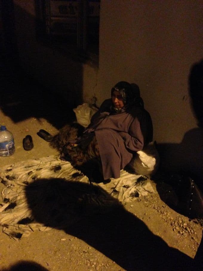 Sokakta kalan kadına polis sahip çıktı