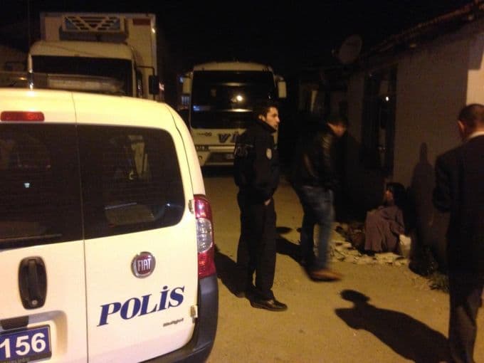 Sokakta kalan kadına polis sahip çıktı