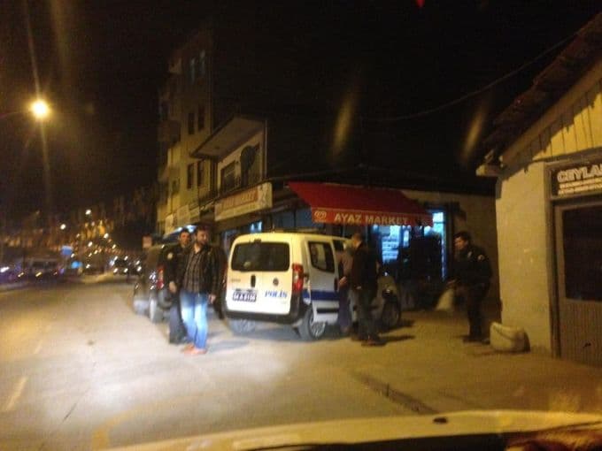 Sokakta kalan kadına polis sahip çıktı