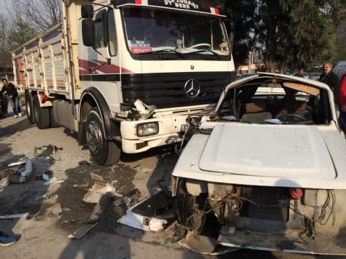 Kontrolden çıkan otomobil park halindeki 3 araca çarptı