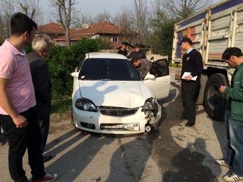 Kontrolden çıkan otomobil park halindeki 3 araca çarptı