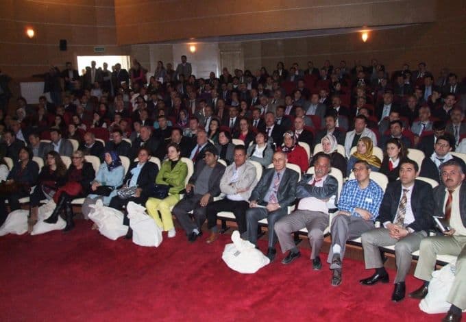 Sandık başkanlarına seçim torbaları teslim edildi