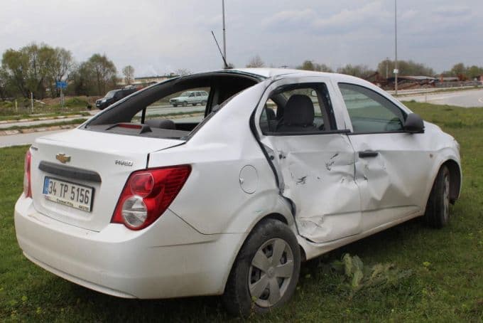 Akyazı'da otomobil kamyonla çarpıştı: 1 yaralı!