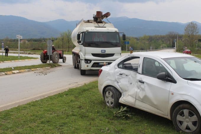 Akyazı'da otomobil kamyonla çarpıştı: 1 yaralı!