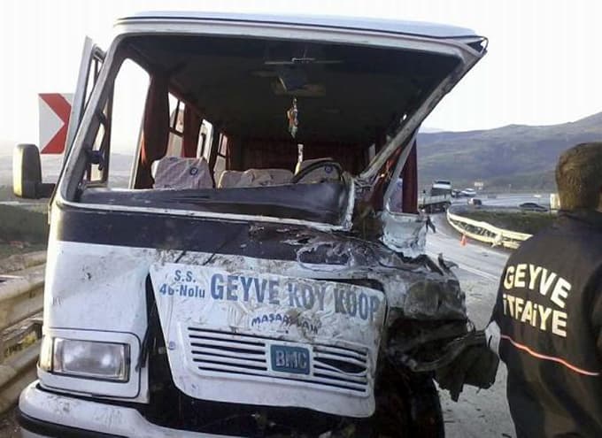 İki ayrı trafik kazası: 1 ölü, 27 yaralı