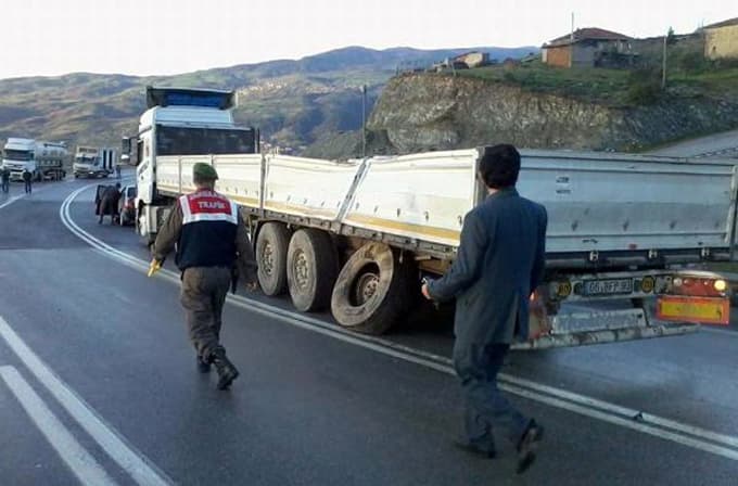İki ayrı trafik kazası: 1 ölü, 27 yaralı