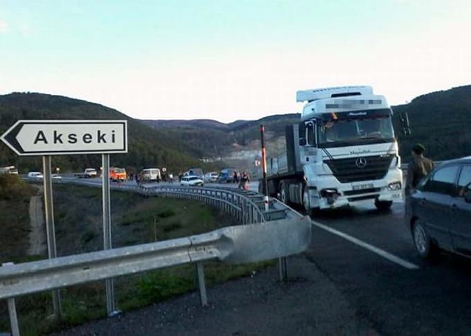 İki ayrı trafik kazası: 1 ölü, 27 yaralı