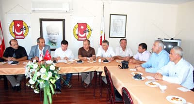 <font face="verdana,geneva" size="2">Matur, ge&ccedil;en yıl Sakarya &Uuml;niversitesi'nin (SA&Uuml;) yaptığı araştırmada, olası bir depremde şehir merkezindeki hasarlı ve &ccedil;ok katlı binaların yıkılacağının ortaya ortaya konduğunu s&ouml;yledi. Depremde, adliye binası, askerlik şubesi gibi iki katlı binaların da yıkıldığını hatırlatan Matur, <font color="#cc0000">&quot;Burada sorunları masaya yatırıp yetkililere iletmek ve sorunların &ccedil;&ouml;z&uuml;m&uuml; i&ccedil;in her şeyi yapmak i&ccedil;in toplandık. Yetkililerin anlattığı gibi sorunlar bitmedi. Durum i&ccedil; a&ccedil;ıcı değil.&quot;</font> dedi. <br /><br /></font><font face="verdana,geneva" size="2">Orta hasarlılardan daha &ccedil;ok&nbsp;katlı binaların tehlike yarattığını belirten Baro Başkanı Alirıza Acart&uuml;rk ise, <font color="#cc0000">&quot;Bu binaların yanlarında binalar var. Yani tehlike yaratıyor. Devlet, depremde topladığı paralar ile prefabrikler yaptı, alt yapıyı tamamladı. Şimdi de toplamaya devam ediyor. Bu paralar ile &ccedil;ok katlı binalara &ccedil;&ouml;z&uuml;m bulmalıdır. Asıl &uuml;z&uuml;c&uuml; olan &ccedil;ok katlı binaları kimsenin tehlike olarak g&ouml;rmemesidir.&quot;</font> ifadelerini kullandı. <br /><br /></font>