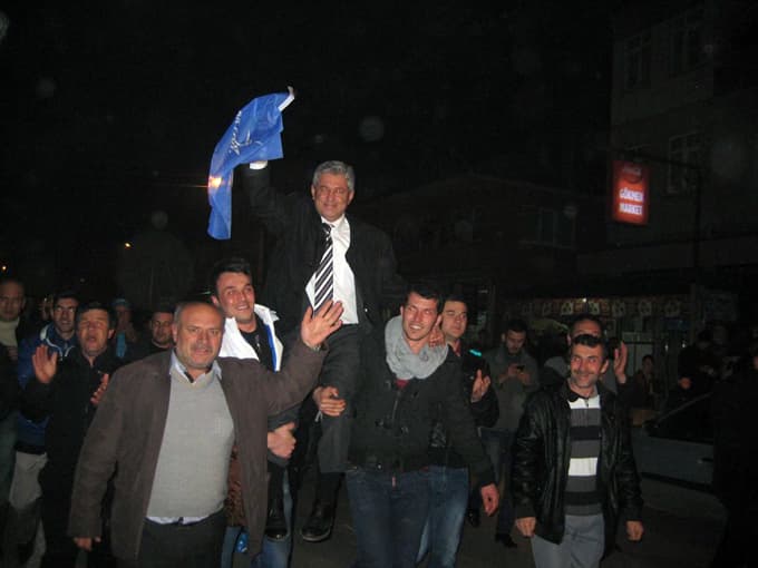 Söğütlü'de seçim zaferi kutlamaları