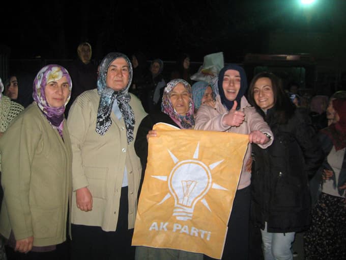 Söğütlü'de seçim zaferi kutlamaları