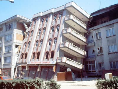 <font face="verdana,geneva" size="2">Yrd. Do&ccedil;. Dr. Mustafa Kutaniş,<font color="#000000"> </font><strong><font color="#cc0000"><font color="#000000">&quot;Performansa Dayalı Tasarımın&quot;</font> </font></strong>son&nbsp;10 yılda, Deprem M&uuml;hendisliği'nde yeni gelişen bir kavram olduğunu belirterek, 2007'de mevcut yapıların deprem g&uuml;venliğinin belirlenmesinde kullanılmaya başlandığını s&ouml;yledi. Bu sistemin yakın gelecekte ka&ccedil;ınılmaz olarak, yeni nesil sismik tasarım şartnamelerinde, yeni yapıların tasarımında da kullanılabileceğini ifade eden Kutaniş şu bilgileri verdi: </font><font face="verdana,geneva" size="2" color="#cc0000">&quot;Projenin temel ama&ccedil;larından biri, 6 Mart 2007 tarihinde y&uuml;r&uuml;rl&uuml;ğe giren T&uuml;rkiye Deprem Şartnamesi'nin 7. B&ouml;l&uuml;m&uuml;'nde yer alan <strong>&quot;Mevcut binaların değerlendirilmesi ve g&uuml;&ccedil;lendirilmesi&quot;</strong> konularında katkı sağlamaktır. Bu katkı, 17 Ağustos 1999 Marmara Depremi sonrasında &ccedil;eşitli d&uuml;zeylerde hasar g&ouml;ren yapıların Performansa Dayalı Y&ouml;ntemlerle incelenmesi ile sağlanacaktır. Bu yapıların, depremden &ouml;nce hesaplanacak hasar performans d&uuml;zeyleri, deprem sonrası performansları ile karşılaştırılması yoluyla, şartnamelerdeki y&ouml;ntemlerin durumu ortaya konacaktır. Projenin bir diğer amacı da zemin etkisine bağlı olarak dalga ve spektral genliklerin frekansa bağlı olarak b&uuml;y&uuml;me oranlarının belirlenmesidir. &Ccedil;&uuml;nk&uuml;, yapı performans d&uuml;zeylerinin hesaplanmasında deprem talep spektrumunun, yerel zemin şartlarına ve deprem kaynak mekanizmasına bağlı olarak elde edilmesi, b&uuml;y&uuml;k &ouml;nem taşımaktadır.&quot;<br /><br /></font>