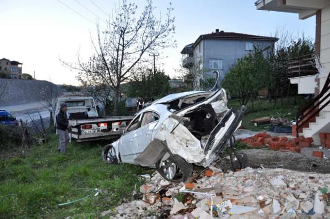 Korkunç kaza: 2 ölü 1 yaralı