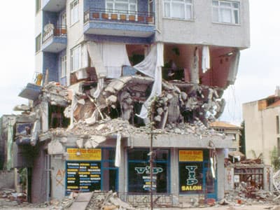 <font face="verdana,geneva" size="2">Projede belirlenen ama&ccedil;ların ger&ccedil;ekleştirilmesi i&ccedil;in arazi ve laboratuar &ccedil;alışmaları, bilgisayar sim&uuml;lasyonları ve yapıların mevcut hasarlarının incelenmesi suretiyle yapılacağını anlatan Kutaniş, <font color="#cc0000">&quot;Deneysel &ccedil;alışmalar, yapıların dinamik karakteristiklerinin yerinde &ouml;l&ccedil;&uuml;m&uuml; ve derin sondaj kuyularının a&ccedil;ılması ve alınacak numunelerin zemin mekaniği laboratuarlarında incelenmesi şeklinde olacaktır. Arazi ve deneysel &ccedil;alışmaların yaklaşık olarak bir yıl s&uuml;rmesi planlanmıştır. Bu &ccedil;alışmalardan elde edilecek sonu&ccedil;lar bilgisayar sim&uuml;lasyonlarında kullanılacaktır. Bilgisayar ortamında yapılacak analizlerin sekiz ay kadar s&uuml;rmesi d&uuml;ş&uuml;n&uuml;lmektedir. Proje konusu, T&Uuml;BİTAK'ın &ouml;ncelikli alanlar kapsamındadır. Bu kazanımlar doğal olarak &uuml;lkemizde deprem afeti sonucu ortaya &ccedil;ıkan ekonomik ve sosyal kayıpların azaltılmasına y&ouml;nelik yapılan &ccedil;alışmalara olumlu y&ouml;nde katkı yapacaktır.&quot;</font> diye konuştu. <br /><br /></font>