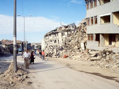 <font size="2"><font face="verdana,geneva">Projenin temel ama&ccedil;larından birinin 6 Mart 2007 tarihinde y&uuml;r&uuml;rl&uuml;ğe giren T&uuml;rkiye Deprem Şartnamesi'nin 7. B&ouml;l&uuml;m&uuml;'nde de yer alan <strong>&quot;Mevcut Binaların Değerlendirilmesi ve G&uuml;&ccedil;lendirilmesi&quot; </strong>konularında katkı sağlayacağını vurgulayan Kutaniş, şu bilgileri verdi: <font color="#cc0000">&quot;Bu katkı, 17 Ağustos 1999 Marmara Depremi sonrasında &ccedil;eşitli d&uuml;zeylerde hasar g&ouml;ren yapıların Performansa Dayalı Y&ouml;ntemlerle incelenmesi ile sağlanacaktır. Bu yapıların, depremden &ouml;nce hesaplanacak hasar performans d&uuml;zeyleri, deprem sonrası performansları ile karşılaştırılması yoluyla, şartnamelerdeki y&ouml;ntemlerin durumu ortaya konacaktır.&quot;&nbsp;</font></font></font>