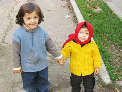 <p><font face="verdana,geneva" size="2">Her g&uuml;nk&uuml; sıkıntılardan bir tanesi ve en &ouml;nemlisi yiyecek problemi; hafta i&ccedil;leri g&uuml;nde sadece bir kez belediye tarafından yemek g&ouml;nderiliyor.</font></p><p><font face="verdana,geneva" size="2">Kampta fareler ve haşerat &ouml;nemli sorunlardan birisi. Daha &ouml;nce ila&ccedil;lanacağına dair s&ouml;z verilmiş olmasına rağmen m&uuml;spet bir gelişme olmamış. Binadan i&ccedil;eri girildiğinde boyası d&ouml;k&uuml;lm&uuml;ş ve yer yer k&uuml;flenmiş duvarlar dikkat &ccedil;ekiyor. Duvarların boyanması i&ccedil;in bir miktar boyaya ihtiya&ccedil; duyuluyor.</font></p><p><font face="verdana,geneva" size="2">Kampta sıkıntı yaratan diğer bir durum ise tuvaletler ve duşlar. Eski bir bina olması nedeni ile odalarda tuvalet ve banyo yok. Her katta ortak tuvalet ve banyo var. Bu nedenle bir katta erkek, bir katta bayan tuvaleti oluyor. Bu problemin giderilmesi ve katlardaki tuvaletlerin iki kısma ayrılması i&ccedil;in &ccedil;imento ve tuğlaya ihtiya&ccedil; var. Duş konusunda ise en b&uuml;y&uuml;k sıkıntı şofben eksikliği.</font></p>