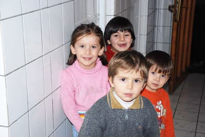 <p><font face="verdana,geneva" size="2">Yaklaşan kış mevsimi ile birlikte kışlık giyecek ve ısınma problemi kapıda. Eski bir yurt olması sebebiyle kalorifer tesisatı ve kalorifer kazanı var. Ancak kazanın fuel oil ile &ccedil;alışıyor olması problem. Bu sorunun giderilmesi i&ccedil;in ya nakit para ya da fuel oile ihtiya&ccedil; var.</font></p><p><font face="verdana,geneva" size="2">Biriken elektrik ve su faturaları da ayrı bir problem. Bu problemi &ccedil;&ouml;zmek i&ccedil;in nakit paraya hatta kesin &ccedil;&ouml;z&uuml;m&uuml; i&ccedil;in burada kalan m&uuml;ltecilerin bir işe ihtiyacı var. Ne yazık ki, civardaki esnaf &Ccedil;e&ccedil;enler'e iş vermekten ka&ccedil;ınıyor.<br />&nbsp;<br />&Ouml;yle acı ki kamptaki eksikler bu kadarla bitmiyor. Şu anda kampta buzbolabı ve &ccedil;amaşır makinesi yok, en az iki tane buzdolabına ihtiya&ccedil; var. Kampta hi&ccedil;bir sağlık malzemesinin olmaması m&uuml;ltecileri &ccedil;ok g&uuml;&ccedil; durumda bırakıyor ve hatta bazı durumlarda tedaviyi imkansızlaştırıyor.</font></p><p><font face="verdana,geneva" size="2">Temizlik malzemesi ve &ccedil;arşaf-nevresim takımı diğer ihtiya&ccedil;lar arasında...</font></p><p><font size="2"><font face="verdana,geneva"><font color="#cc0000">R</font><font color="#cc0000">amazan Ayı'nın yaklaşmasıyla m&uuml;ltecileri daha da zor g&uuml;nler bekliyor. Bunu farkeden Sakarya Alperen Ocakları bir yardım kampanyası başlattı. M&uuml;ltecilerin ihtiya&ccedil;larını yiyecek, giyecek, ila&ccedil;, iş gibi birka&ccedil; maddeyle sınırlamak m&uuml;mk&uuml;n değil. Bir insanın yaşaması i&ccedil;in gereken t&uuml;m koşullar, onlar i&ccedil;in de gerekli. </font></font></font></p><p><font face="verdana,geneva" size="2">&Ouml;yle garipler ki; hayırseverlerin kendilerine uzanacak yardım elini bekliyorlar. Sizler de hi&ccedil; kullanılmamış ya da az kullanılmış malzemelerle yapacağınız bağışlarla bu kampanyaya destek olabilir ve y&uuml;zlerini g&uuml;ld&uuml;rebilirsiniz. </font></p><p><font face="verdana,geneva" size="2">Yardım kampanyasına destek vermek istediğiniz takdirde <strong><font color="#cc0000">Sakarya Alperen Ocakları Başkanı Erdem Ercan'a 0 535 2145354</font></strong> <font color="#cc0000"><strong>nolu telefondan ulaşabilir,</strong></font> detaylı bilgi alabilir ve bağışlarınızı yapabilirsiniz.</font></p><p><font face="verdana,geneva" size="2">Ayrıca bu kampanya </font><a href="../../..//"><font face="verdana,geneva" size="2">www.sakaryarehberim.com</font></a><font face="verdana,geneva" size="2"> tarafından da desteklenmektedir.</font></p>