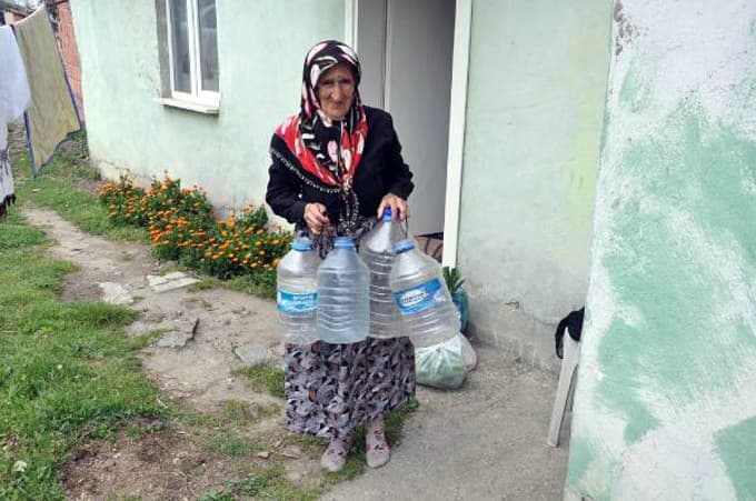 Yaşlı kadının su çilesi!