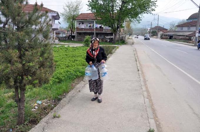 Yaşlı kadının su çilesi!