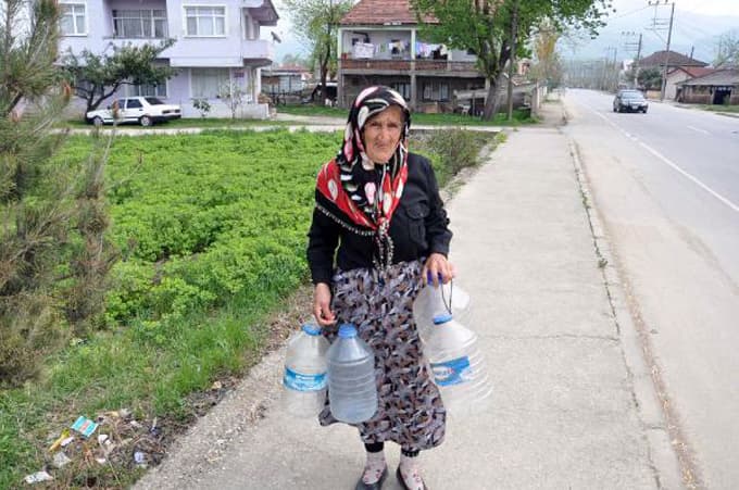 Yaşlı kadının su çilesi!